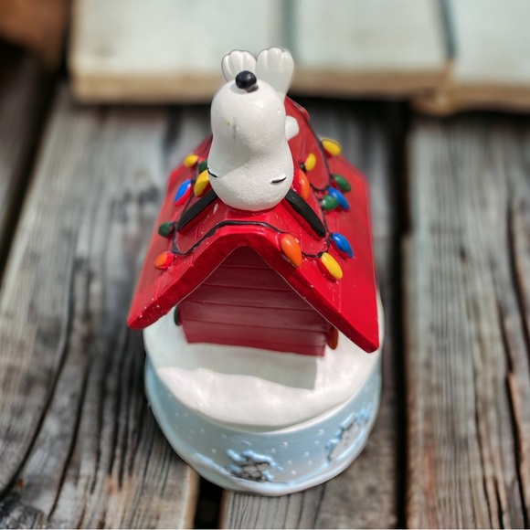 LAST ONE Musical Snoopy Christmas Dog House - Picture 8 of 13